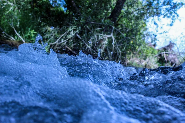 飞溅的水 靠近水的波浪 各种形式的水 — 图库照片