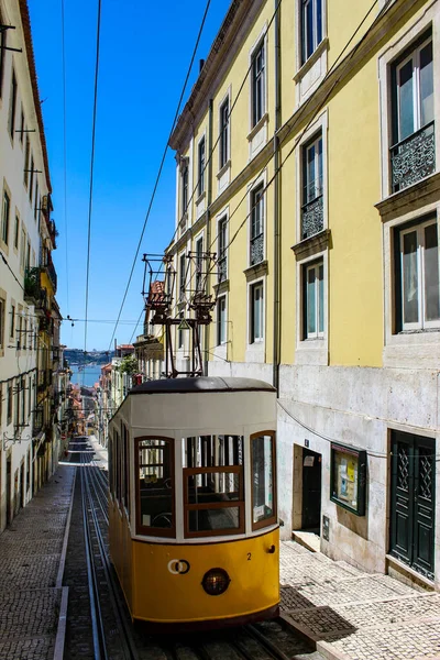 Tranvía Amarillo Vintage Calle Lisboa Portugal Famoso Destino Viaje Tranvía Imagen De Stock