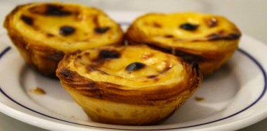 Tipik Portekiz kremalı turtaları, Pastel de Nata veya Pastel de Belem. Geleneksel kafede geleneksel Portekiz kremalı pastalarının yakın çekimi: Restoran. Pastel de nata. Pastis de Belm. 