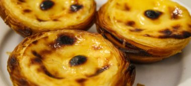 Tipik Portekiz kremalı turtaları, Pastel de Nata veya Pastel de Belem. Geleneksel kafede geleneksel Portekiz kremalı pastalarının yakın çekimi: Restoran. Pastel de nata. Pastis de Belm. 