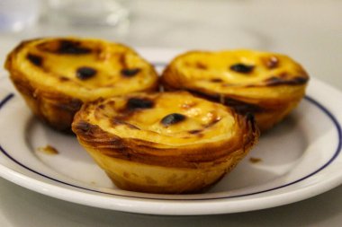 Pankart. Kahverengi kağıtta üç Sezar mantarı. Farklı safhalarda üç Sezar mantarı. Amanita caesarea 'da. Yumurtaya benzeyen bir mantardan beyaz kabuğu olmayan bir mantara. Sezar 'ın mantarı. 