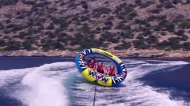 Arkadaşlar su binen