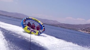 Arkadaşlar su binen