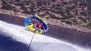 Arkadaşlar su binen