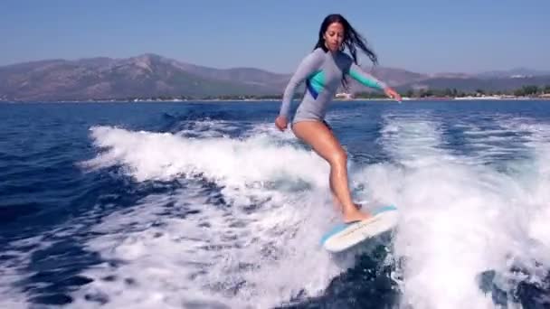 女性冲浪者在行动 — 图库视频影像
