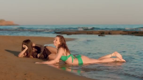 Vrienden liggend op het strand — Stockvideo