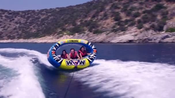 Vrienden op water rijden — Stockvideo