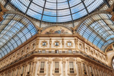 Galleria Vittorio Emanuele, güneşli bir günde düşük açılı iç manzara, Milano, İtalya