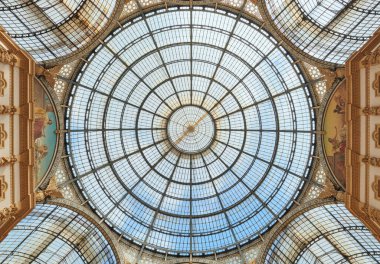 Galleria Vittorio Emanuele, güneşli bir günde düşük açılı iç manzara, Milano, İtalya