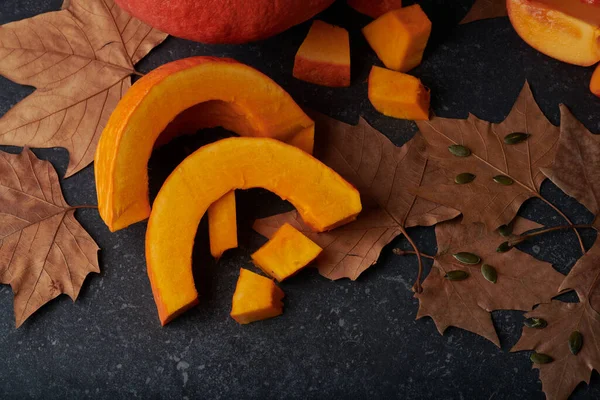 Tranches Fraîches Morceaux Crus Citrouille Orange Sur Fond Pierre Avec — Photo