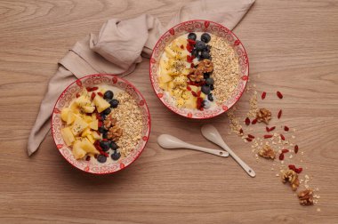 Sağlıklı atıştırmalıklar: yoğurt, yulaf gevreği, elma, yabanmersini, ceviz, goji ve chia çekirdeği. Süper yemek. Sağlıklı beslenme kavramı, sağlıklı yaşam tarzı