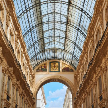 Galleria Vittorio Emanuele, güneşli bir günde düşük açılı iç manzara, Milano, İtalya