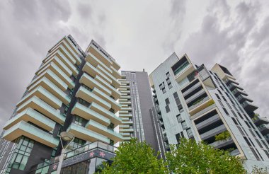 Milan, Lombardy, İtalya - 04.10.2020 - Porta Nuova bölgesindeki Solaria konut kuleleri, bulutlu bir günde sokaktan manzara.