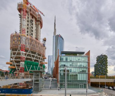 Milan, Lombardy, İtalya - 04.10.2020 - Torre Unipol Sai yapım aşamasında, Porta Nuova bölgesi, bulutlu bir günde. Mario Cuccinella mimarı.