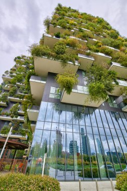 Milan, Lombardy, İtalya - 04.10.2020 - Bulutlu bir günde, Porta Nuova bölgesindeki Milano 'nun dikey orman binasının dikey görüntüsü. Dünyanın en güzel binası olarak seçildi..