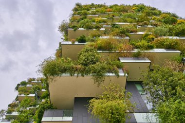 Milan, Lombardy, İtalya - 04.10.2020 - Bosco dikey Milano konutu Porta Nuova - Porta Nuova bölgesinde dikey orman binası, bulutlu bir günde sokaktan manzara. Dünyanın en güzel binası olarak seçildi..