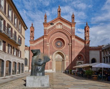 Milan, Lombardy, İtalya - 04.10.2020 - Santa Maria del Carmine Kilisesi, Brera 'nın tarihi bölgesinde güneşli bir sonbahar gününde