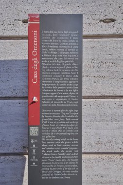 Milan, Lombardy, İtalya - 04.10.2020 - Milan 'ın tarihi sarayı Casa degli Omenoni' nin bilgi işareti. 1565 yılında heykeltıraş Leone Leoni tarafından tasarlanmıştır..
