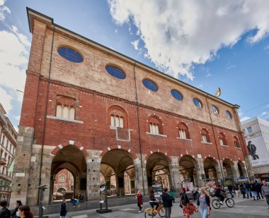 Milan, Lombardy, İtalya - 04.10.2020 - Palazzo della Ragione (Mantık Sarayı), ayrıca Broletto Nuovo olarak da bilinir, güneşli bir sonbahar gününde