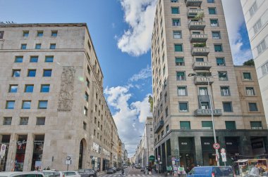 Milan, Lombardy, İtalya - 04.10.2020 - Corso Giacomo Matteotti Piazza San Babila manzaralı
