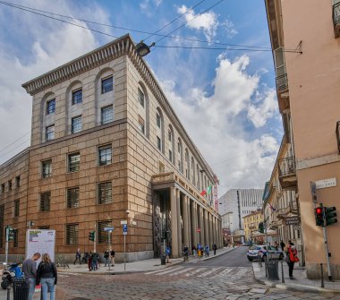 Milan, Lombardy, İtalya - 04.10.2020 - Milano 'da güneşli bir sonbahar gününde Via Giuseppe Verdi Caddesi manzarası