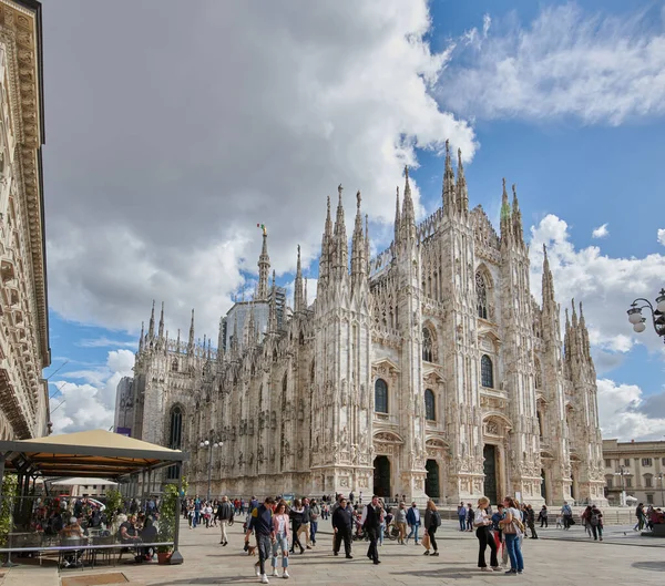 Milano, Lombardy, İtalya - 04.10.2020 - Güneşli bir sonbahar gününde Piazza del Duomo (Duomo Katedrali Meydanı). Panorama şehrinin ufuk çizgisi.