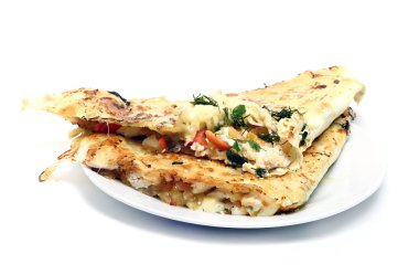 dilim pizza beyaz bir plaka üzerinde