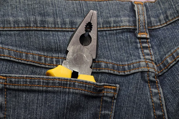 Alicates fuertes en un gran bolsillo de jeans — Foto de Stock