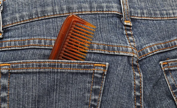 Escova de cabelo o cabelo no bolso de trás de jeans — Fotografia de Stock