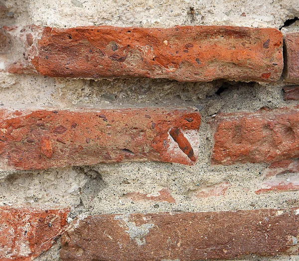 Pequeña parte pared de ladrillo roto — Foto de Stock