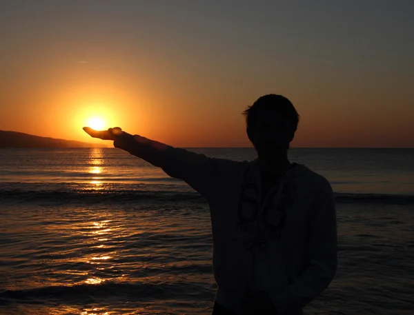 Die aufgehende Sonne auf der Handfläche ein Mann — Stockfoto