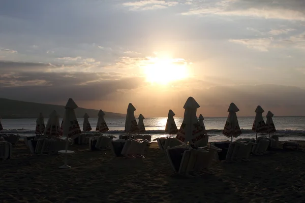 Many beach umbrellas awaiting a new day — Stock Photo, Image