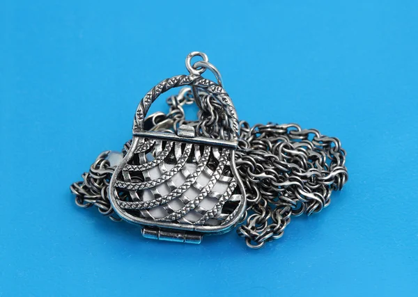 Stříbrný přívěsek ve tvaru kabelky s řetězem — Stock fotografie
