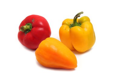 beyaz zemin üzerinde üç olgun biber