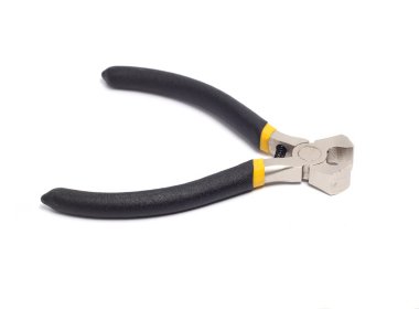 Beyaz bir arka plan üzerinde siyah kulplu küçük Kerpetenler