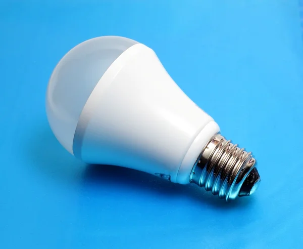 Grande lampadina a LED su sfondo blu — Foto Stock