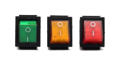 beyaz zemin üzerinde üç düğme