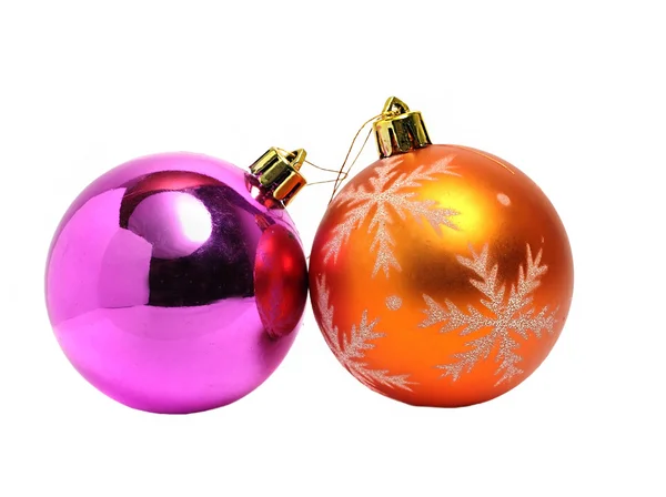 Duas bolas de Natal de laranja e verde no branco — Fotografia de Stock