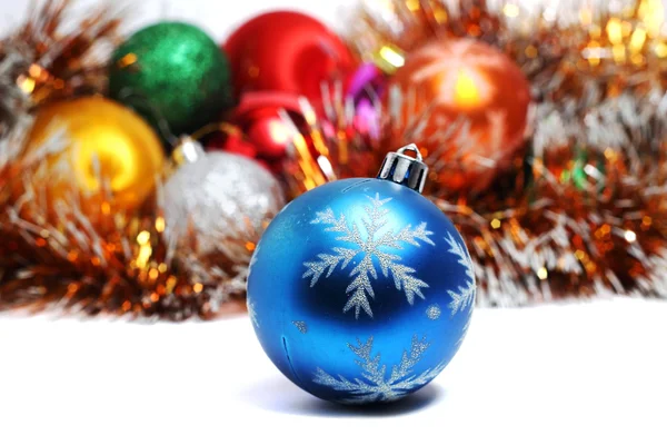 圣诞树圣诞东北林业大学背景上蓝色的球 — 图库照片