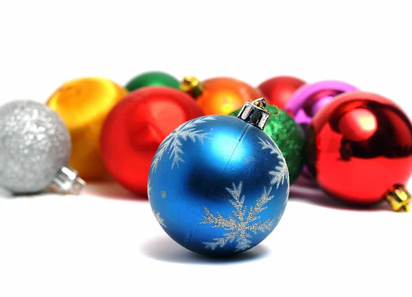 蓝色的球，其他圣诞装饰品的背景 — 图库照片