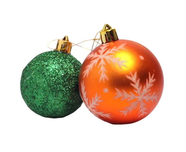 Dos bolas de Navidad de naranja y verde sobre blanco — Foto de Stock