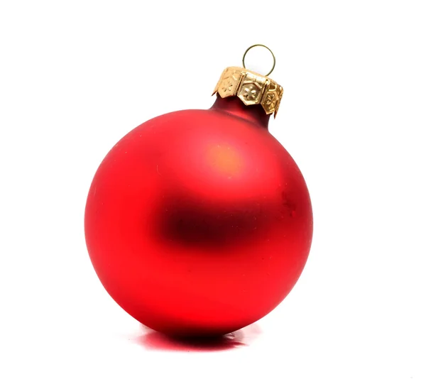 Liten röd jul boll på vit bakgrund — Stockfoto