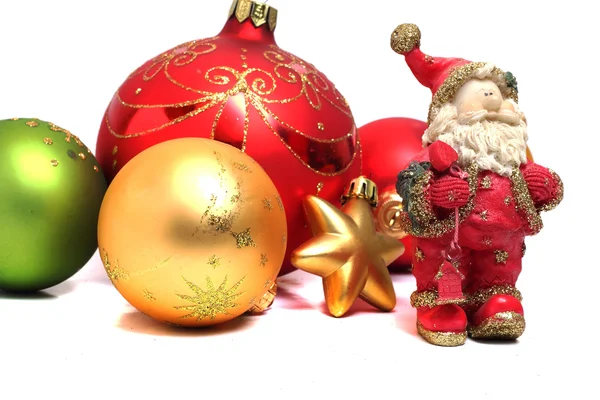 Små keramiska Santa Claus julgranskulor i bakgrunden — Stockfoto