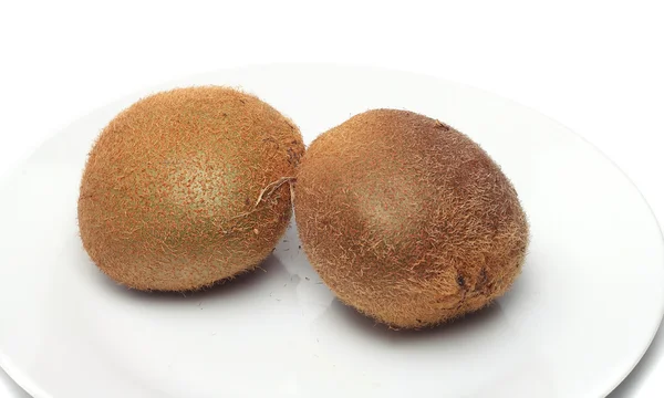 Rijp kiwi op een witte plaat — Stockfoto