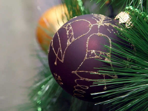 Stora bruna jul bollen på trädet — Stockfoto