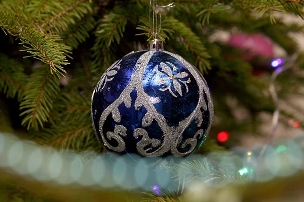 Blue christmas ball på trädet — Stockfoto