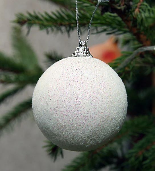 树上的白色圣诞球 — 图库照片