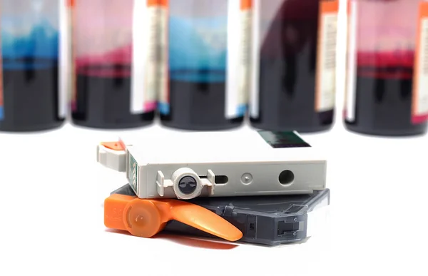 Mürekkep püskürtmeli yazıcı kartuşları arka plan renkleri ile şişelerde — Stok fotoğraf