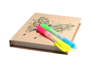 defter ve beyaz zemin üzerine iki marker