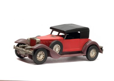 Beyaz bir arka plan üzerinde eski retro oyuncak araba